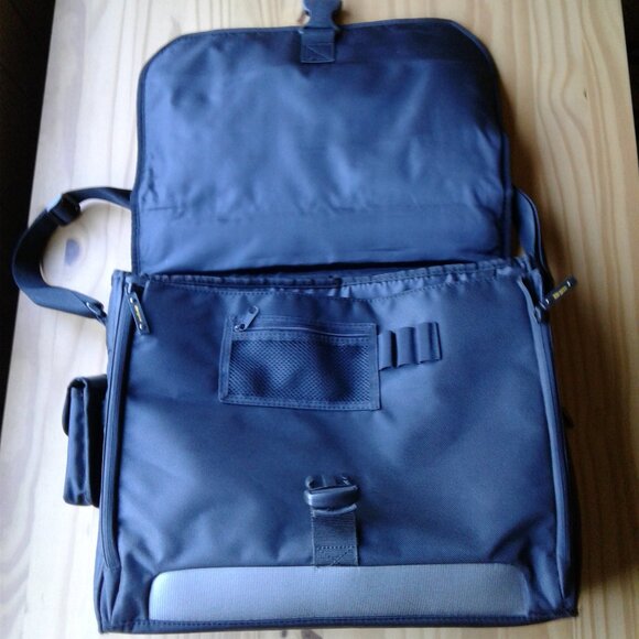 Large Targus Laptop Bag - Picture 3 of 7